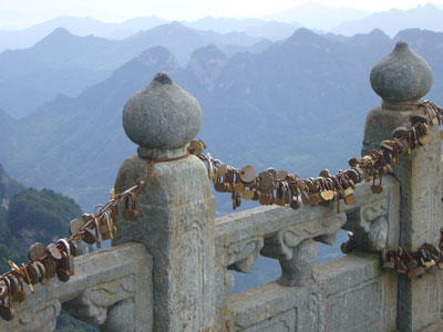 MW-WUHAN-locks-on-railing